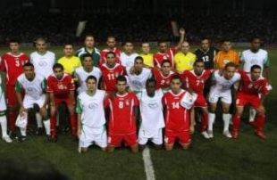 Palestina, de branco, e Xordania, de vermello, antes do partido deste domingo