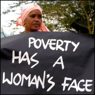 'A pobreza ten nome de muller'. A foto, tomada en Kenia, é da usuaria de Flickr supmarilore