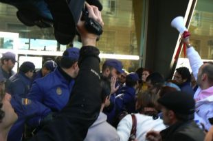 A Policía evitou pola forza que os traballadores entrasen no edificio / Foto: Zélia Garcia