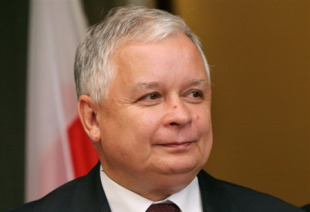 Lech Kaczyński é presidente de Polonia dende 2005. Lidera, xunto co seu irmán xemelgo Jaroslaw o partido político Prawo i Sprawiedliwość (PiS )