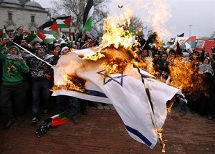 Manifestantes pro-palestinos queiman unha bandeira israelí en Istambul