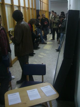 Os xornalistas agardaron durante horas ás portas da sala na que se celebraba a xunta