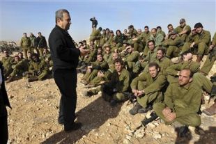 O ministro de Defensa, Ehud Barak, de visita nunha base do sur de Israel este martes