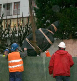 Momento da retirada do monumento, na Coruña