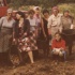 Grupo de mulleres indo &aacute;s patacas. Foto: IES As Telleiras