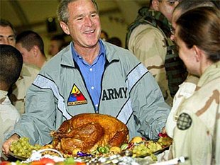 Bush sorprendeu o seu exército en Iraq no día de acción de grazas cun pavo de plástico