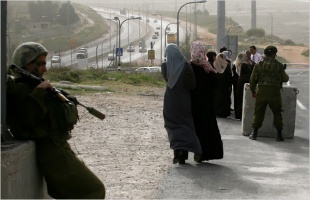 Soldados israelís custodian os pasos á estrada 443