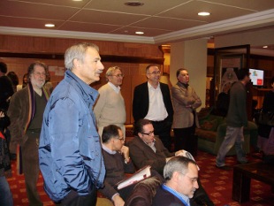 Manuel Ameijeiras e Sánchez Bugallo, entre algúns militantes do PSdeG, seguindo os resultados na televisión