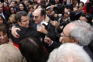 O famoso "abrazo do Obradoiro" entre Sánchez Galán, presidente de Iberdrola, e Feijoo / Foto: iberdrola.es