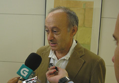 O voceiro do BNG, Francisco Rodríguez, atende os medios, este martes en Madrid