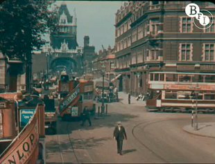 As rúas londinienses xa comezaban a estar ateigadas de autobuses de dous pisos
