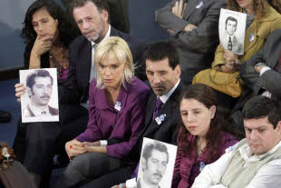 A familia do desaparecido Guillermo Vargas Aignasse escoita as palabras de Antonio Domingo Bussi. / Julio Pantoja/T&eacute;lam