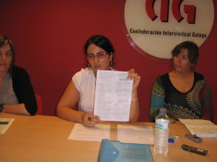A presidenta do comité, Laura Estévez, móstralle aos xornalistas copias do diarios oficiais onde se anunciaron os procesos de selección