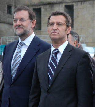 Feijoo e Rajoy durante a interpretación do Himno