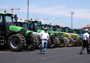 Os tractores continúan aparcados no Mercado de Amio (Santiago) agardando pola decisión da Inlac