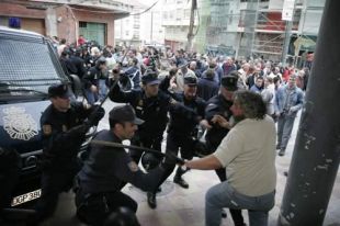 Carga policial nunha manifestación contraria á planta de Reganosa na Ría de Ferrol