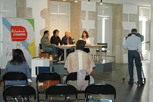 Na mesa, de esquerda á dereita: Xoán Abeleira, Suso Basterrechea, Herminio Barreiro e Iolanda Díaz