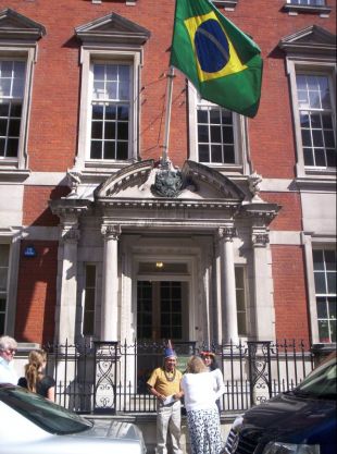 Jacir José de Souza e Pierlangela Cunha na embaixada do Brasil, en Londres