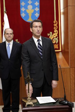 Feijoo promete o seu cargo como presidente da Xunta, ante a mirada do representante do goberno español, Manuel Chaves