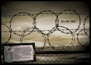Anuncio de Amnistía Internacional denunciando a falta de dereitos durante Beixín 2008