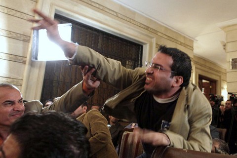 O xornalista iraquí no momento de lanzarlle o zapato o ex-presidente, Bush