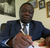 O líder da oposición a Mugabe, Morgan Tsvangirai, tivo que refuxiarse na embaixada holandesa