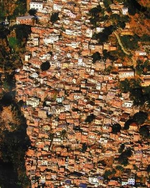 Imaxe aérea dunha zona de favelas