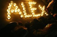 Milleiros de gregos lembraron durante o día e a noite o mozo asasinado