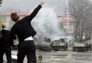 Enfrontamentos en Mitrovica (cidade fronteiriza) entre o exército e serbocosovares contrarios á independencia (17/03/2008)