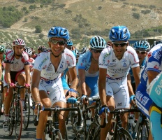 Corredores do Xacobeo Galicia durante unha etapa da "Vuelta"