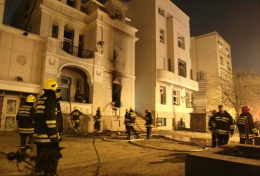 Os bombeiros sofocaron as lapas na embaixada de EUA