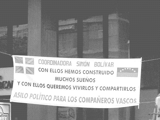 Pancarta contra as extradicións de cidadáns vascos en Caracas. Foto © Xurxo Martínez Crespo