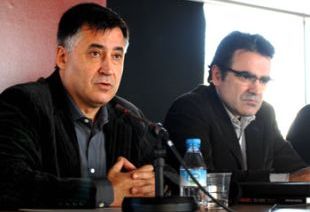 Á esquerda da imaxe, o fotoxornalista Gervasio Sánchez