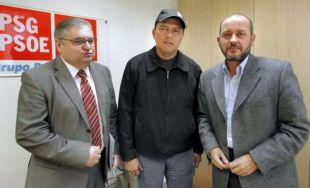 Reyes, no centro, cos deputados Ismael Rego (esq.) e Ricardo Varela