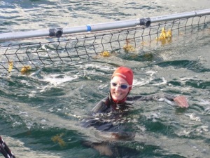 Jennifer Nadando dentro da súa gaiola protectora / Foto: Facebook