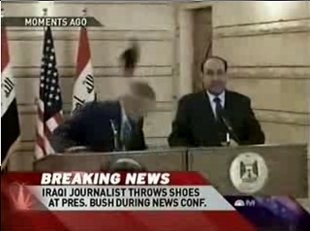 O zapato pasa a rentes da cabeza de Bush / MSNBC