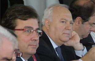 Guillermo Fernández Vara, presidente da Comunidade Autónoma de Estremadura (esquerda), con Moratinos, esta fin de semana