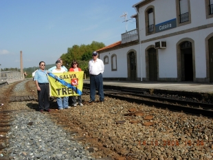 Membros da plataforma Salvar o Tren a pé da estación de Catoira en denuncia polo levantamento de vías