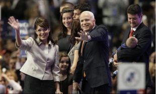 Sarah Palin, arroupada pola súa familia e por McCain, esta cuarta feira