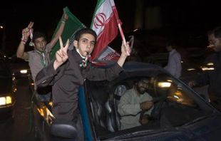 Simpatizantes de Ahmadineyad celebran o resultado