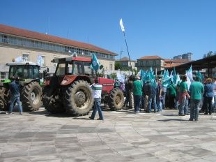 A manifestación, que contou coa presenza de dous tractores, desenvolveuse perante a Consellaría de Medio Rural