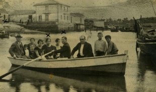 Familia nunha chalana - Vilanova de Arousa (1928)