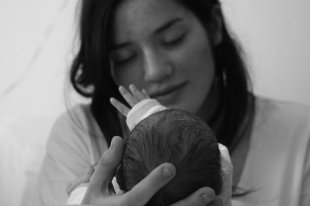 Unha nai coa súa filla acabada de nacer. Flickr: retorique