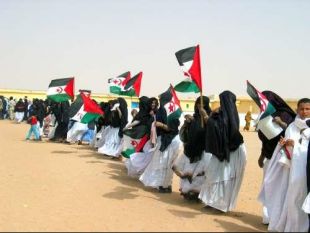 Mulleres saharuis reivindicando o dereito a decidir da súa nación