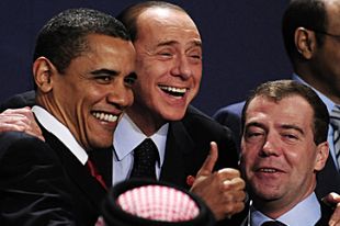 O primeiro ministro italiano, Silvio Berlusconi (centro) bromea cos presidentes de Rusia (dereita) e EUA