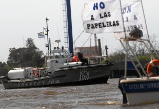 Ecoloxistas de Gualeguaychú con embarcacións marchan ata Nueva Palmira para protestar contra a inauguración do porto que utilizará a pasteira Botnia / Foto: TELAM