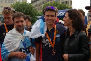 O triatleta ferrolán acompañado da conselleira de Cultura e Deporte e do presidente da Federación Galega