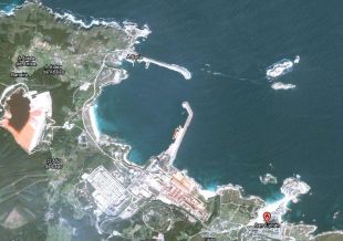 Imaxe, de Google Maps, na que se aprecian os dous diques do porto de Alcoa