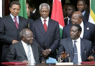 Kibaki (esquerda) e Odinga (dereita), ante a presenza de Annan