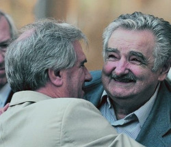 Tabaré Vázquez deixa o cargo, que será asumido por Pepe Mújica